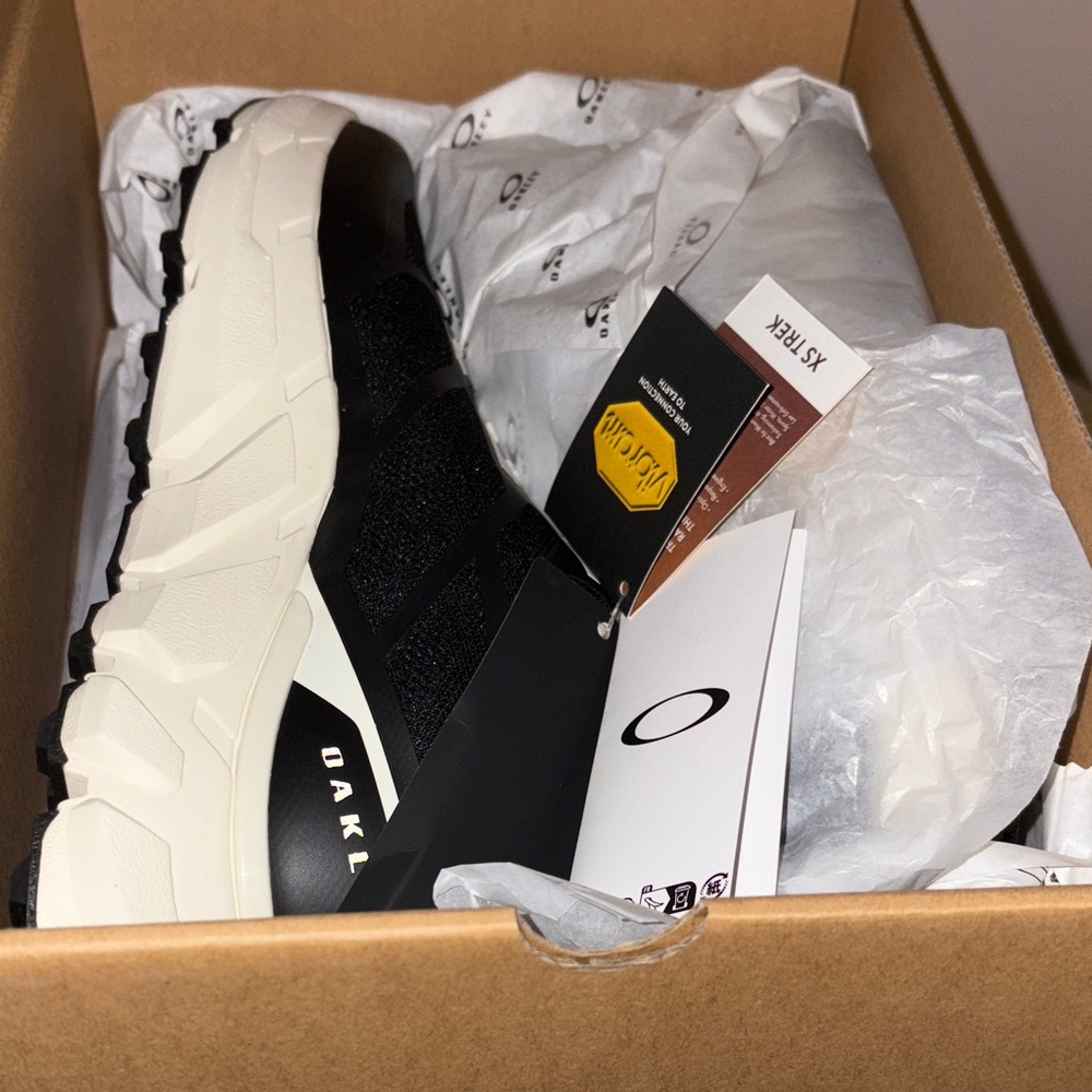 Oakley Men's Black and Cream Light Breathe Athletic Shoes NIB